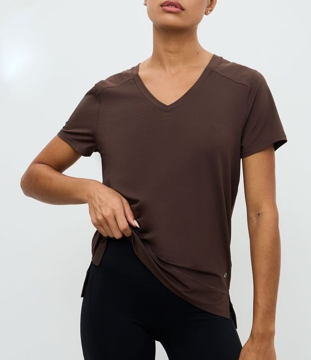 Remera Deportiva en Microfibra Agujerada con Ruedo Mullet 2