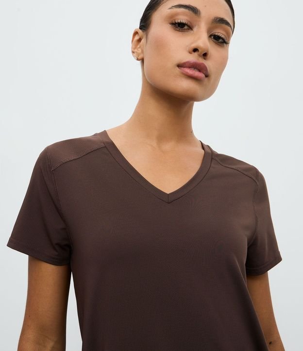 Remera Deportiva en Microfibra Agujerada con Ruedo Mullet 3