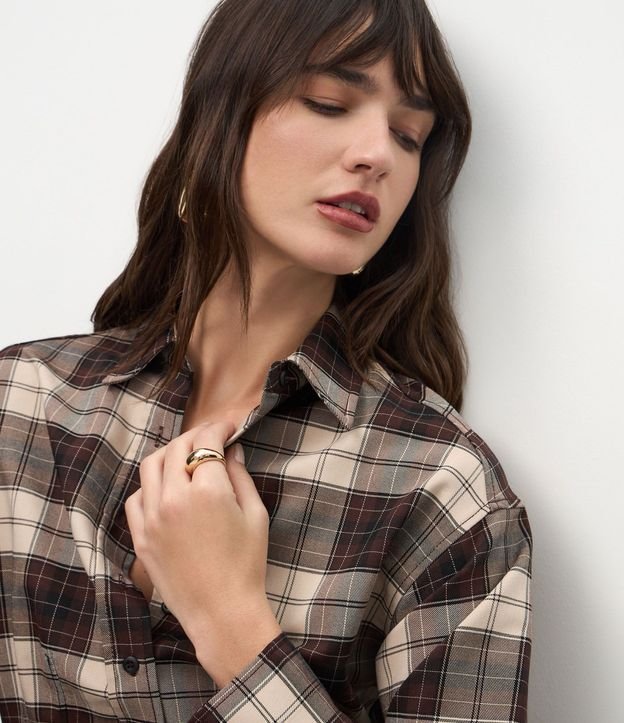 Camisa de Cuadros en Franela con Cuello Alto Estructurado 3