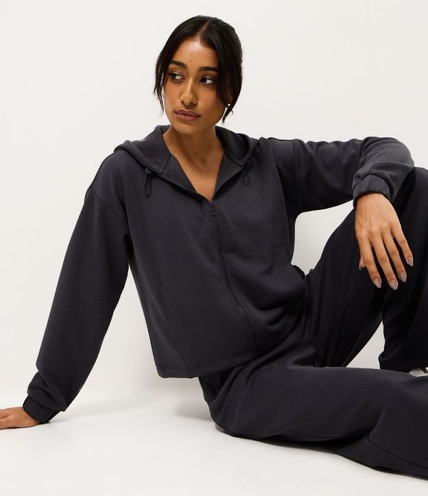 Campera Deportiva Regular con Capucha Texturizada