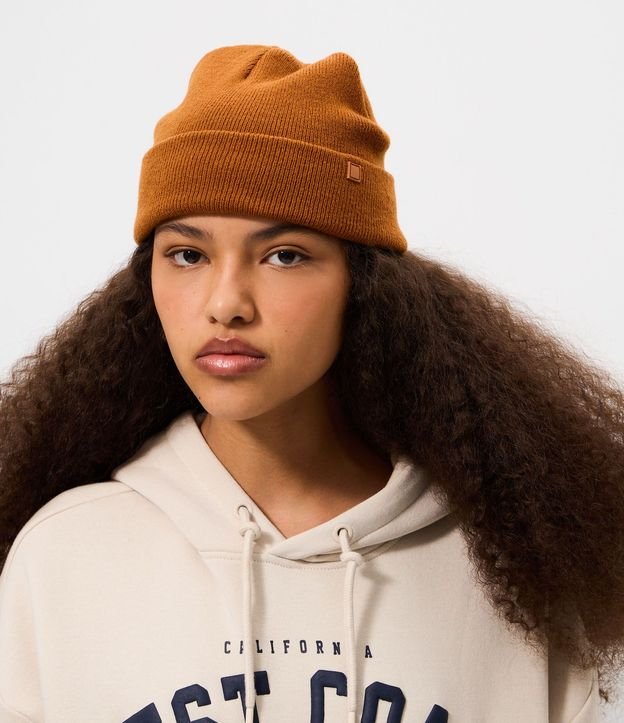 Gorro de Punto con Borde Plegado y Etiqueta Aplicada