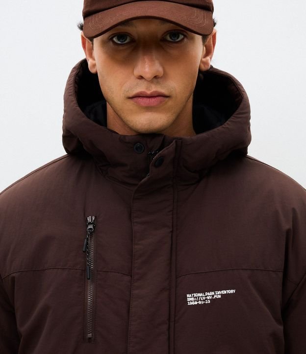 Campera Masculina Parka Outdoor con Capucha y Recortes 1