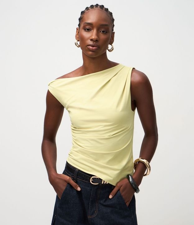 Blusa en Microfibra con Escote Hombro Único y Fruncidos 2