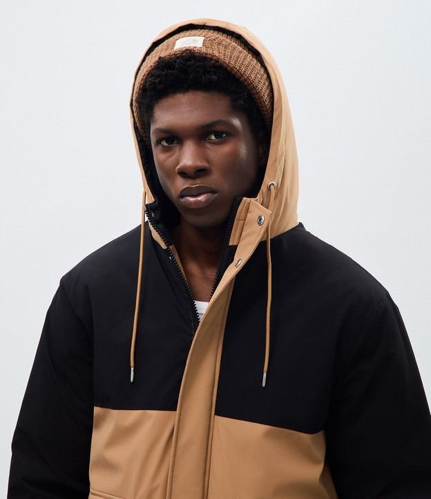 Chaqueta Masculina Parka en Poliéster con Capucha Ajustable
