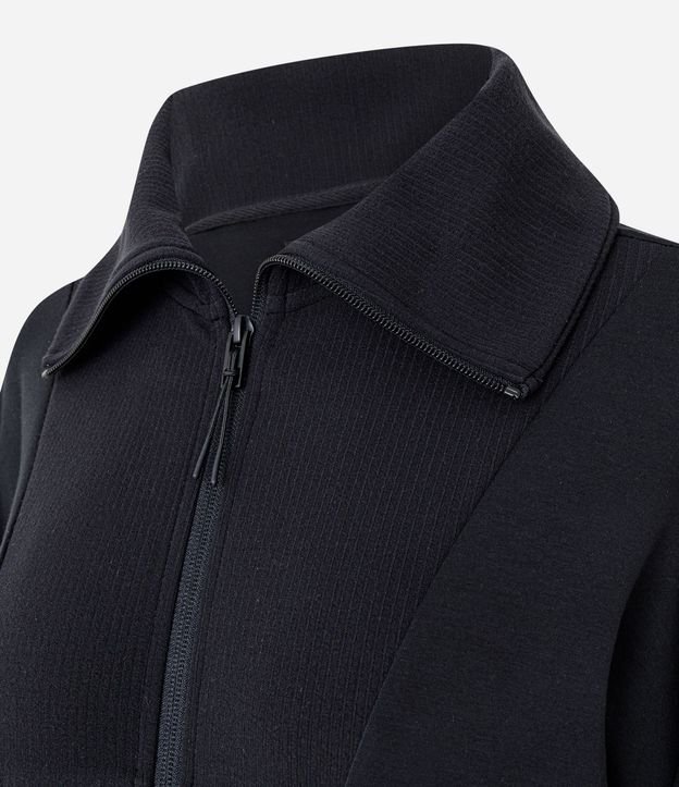 Campera Deportiva en Modal con Detalles Canelados 6