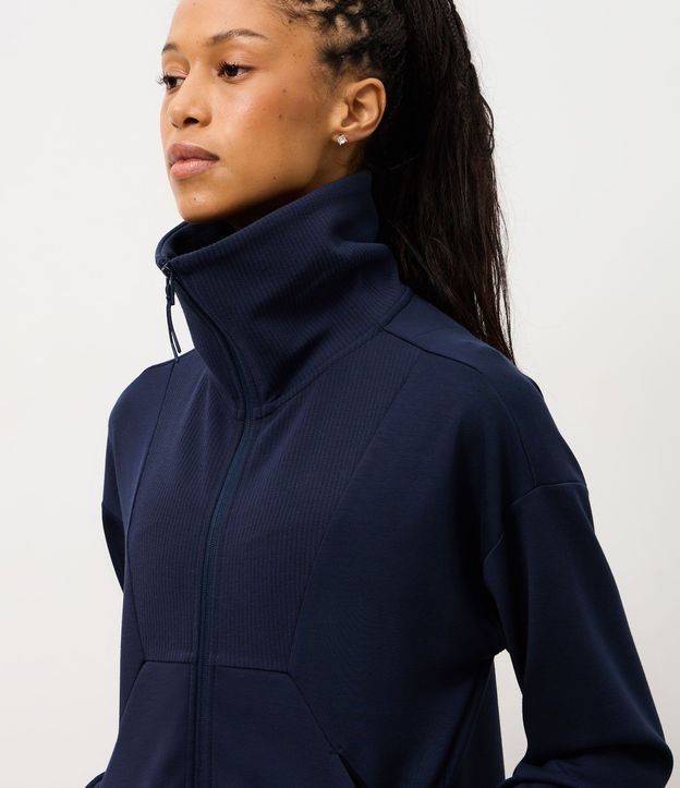Campera Deportiva en Modal con Detalles Canelados 3