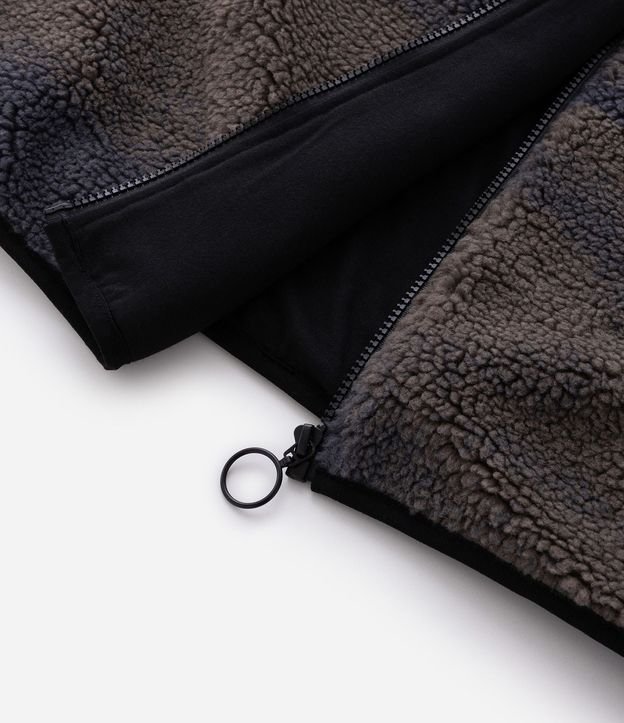 Campera Camuflada con Bolsillo Contrastante 7