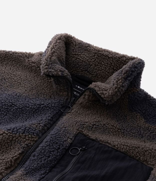 Campera Camuflada con Bolsillo Contrastante 8