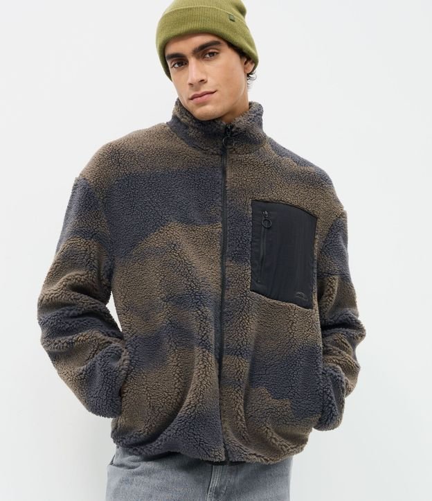 Campera Camuflada con Bolsillo Contrastante 1