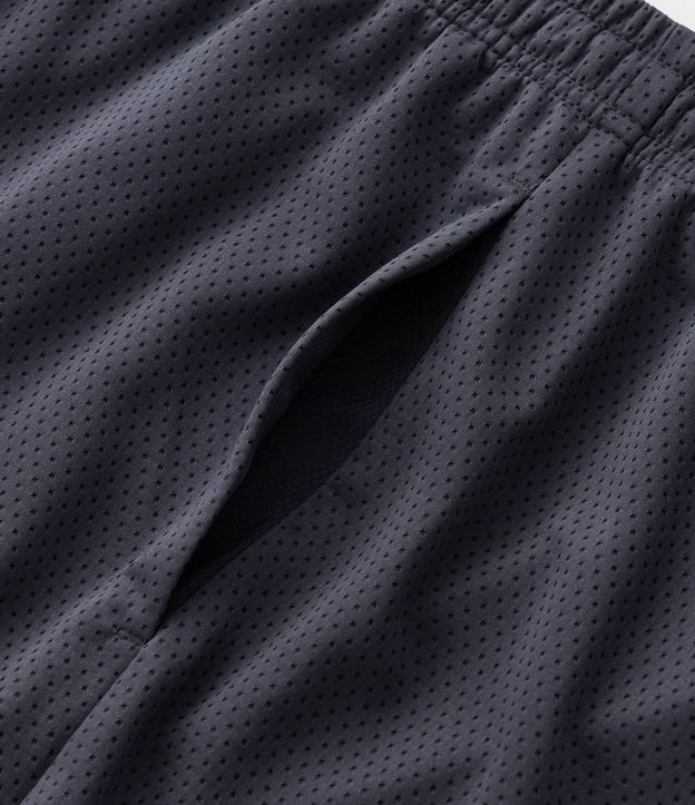 Bermuda Lisa en Microfibra con Textura de Perforaciones 10