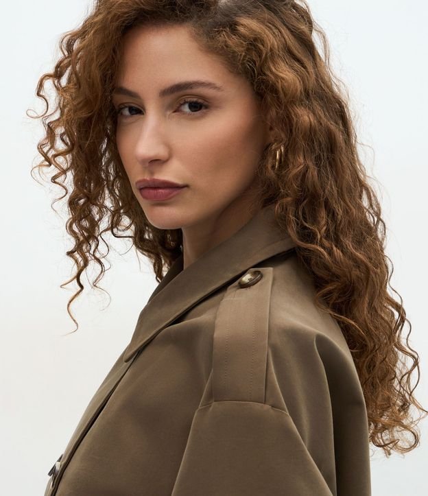 Trench Coat Corto con Abotonado Cruzado 3