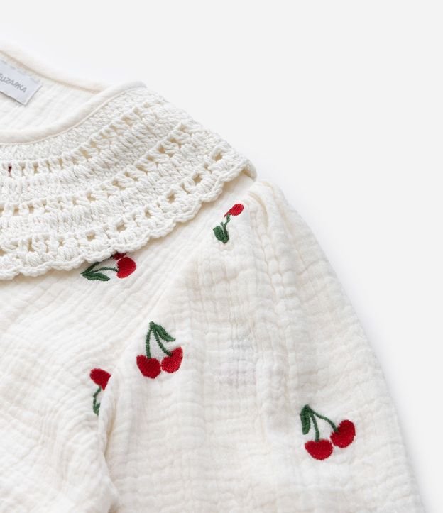 Camisa Infantil con Bordados de Cerezas y Cuello de Ganchillo – Talle 5 a 14 años 5
