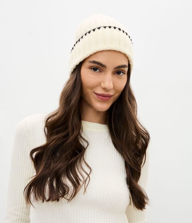 Gorro en Punto con Pespunte Contrastante