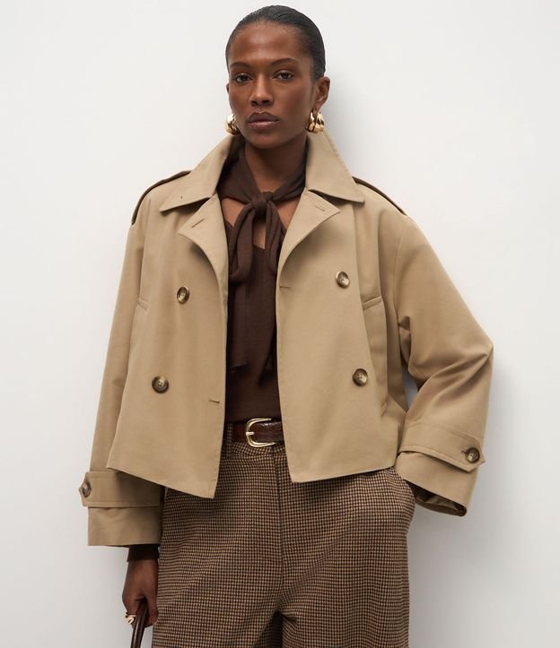 Trench Coat Corto con Abotonado Cruzado