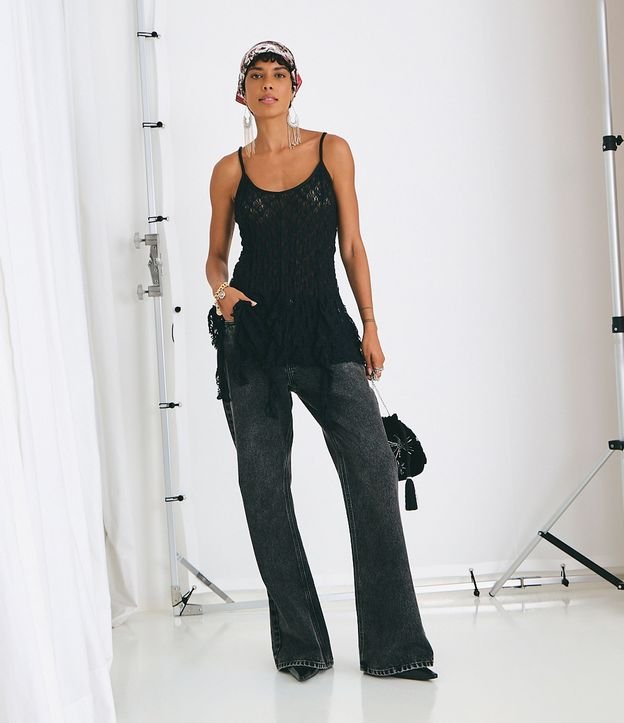Blusa Rendada con Breteles Finos y Puntas Asimétricas 2