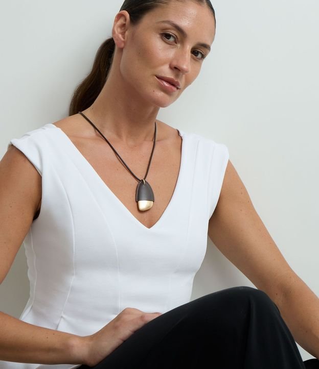 Collar Largo en PU con Colgante de Forma Orgánica 2