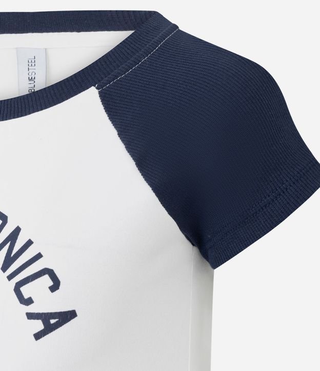 Remera College con Manga Contrastante y Estampa de Santa Monica 6
