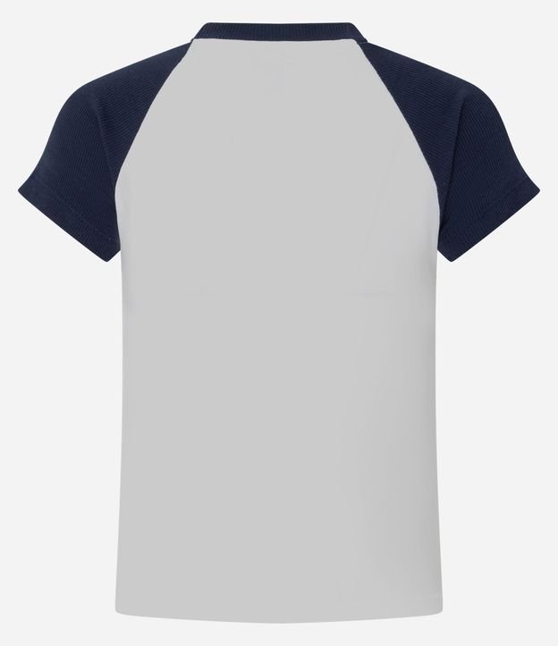 Remera College con Manga Contrastante y Estampa de Santa Monica 7