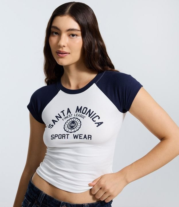 Remera College con Manga Contrastante y Estampa de Santa Monica