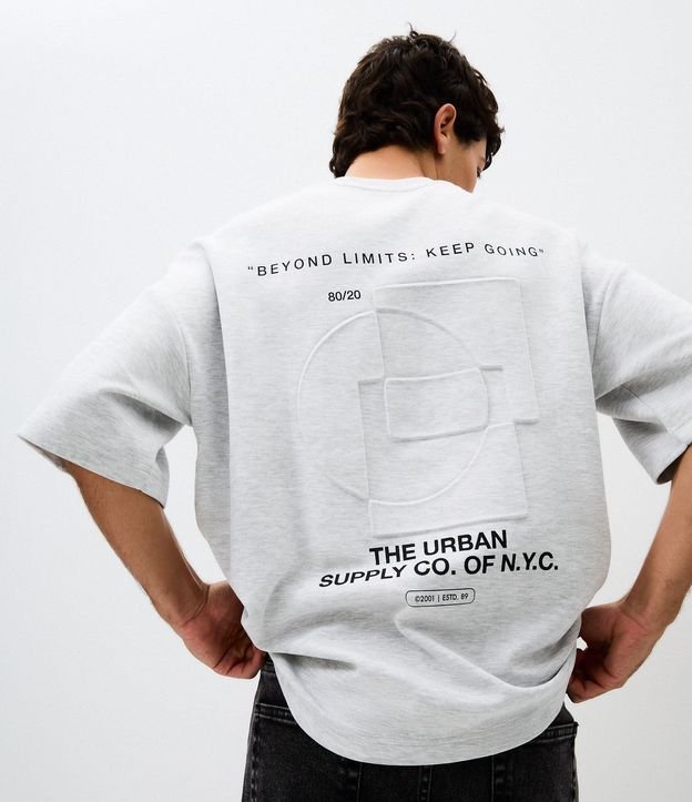 Remera Masculina MC Relaxed Melange con Lettering Embossed 1