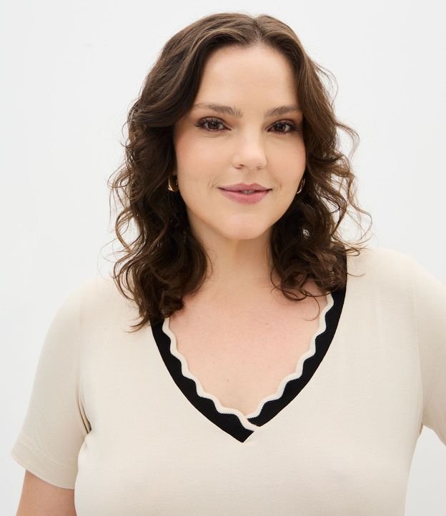 Blusa en Viscolycra con Cuello de Ondinha Curve & Plus Size 3