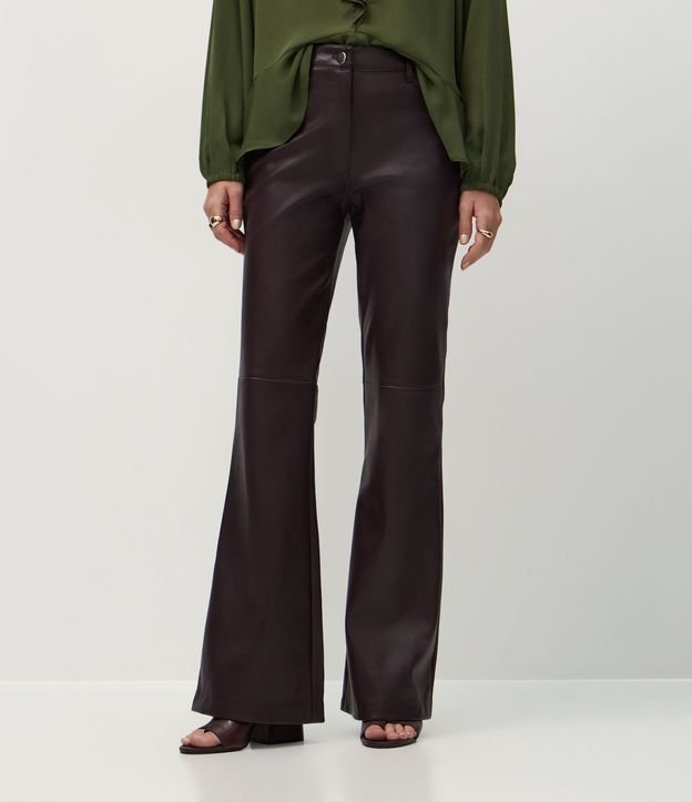 Pantalón Flare en PU con Five Pockets Estructurados 3