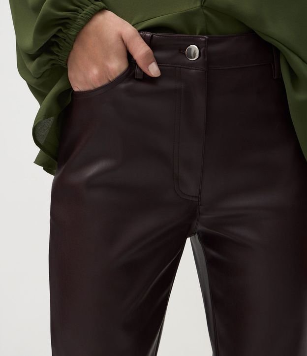 Pantalón Flare en PU con Five Pockets Estructurados 4
