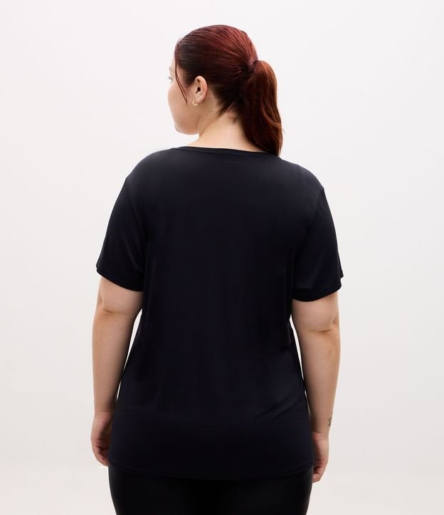 Remera Deportiva Regular con Tecnologia Dry y Estampado Lettering