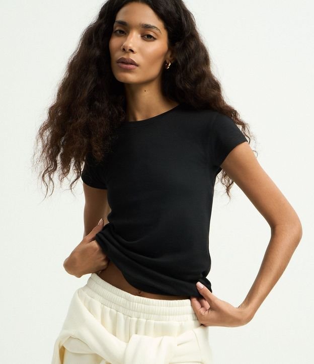 Blusa Básica Ajustada en Algodón con Cuello Redondo