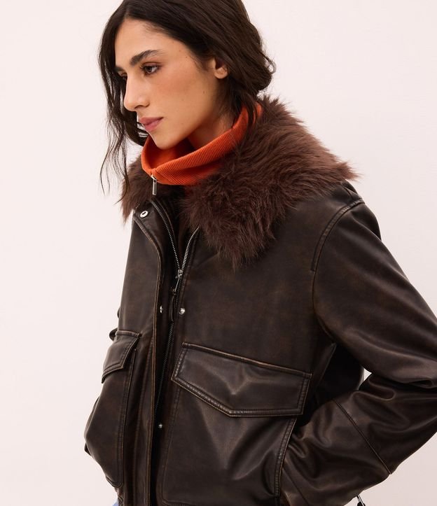 Campera en PU con Cuello Alto y Elástico en el Ruedo