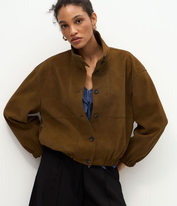 Campera en PU Texturizada con Abotonado Delantero
