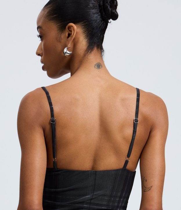Vestido Midi Bretel Fino en Tule de Cuadros con Ruedo Asimétrico 4
