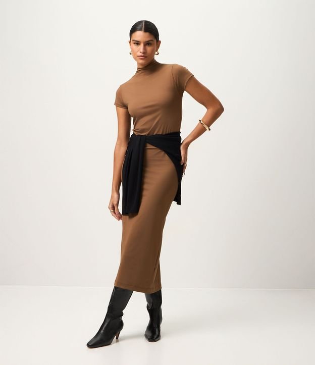 Vestido Tubito Básico con Cuello Alto y Encaje Trasero
