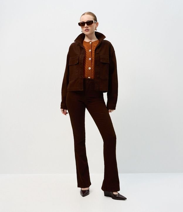Pantalón Boot Cut Acanalada en Sarga con Botón Forrado 1