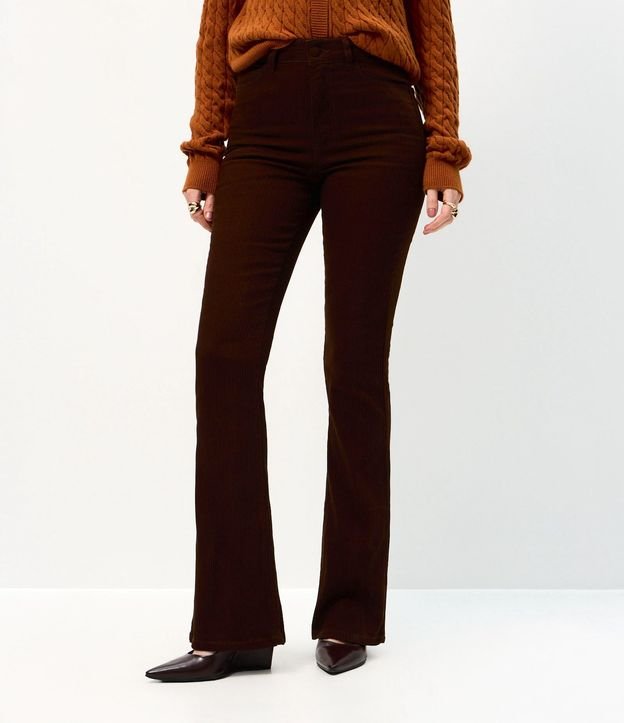 Pantalón Boot Cut Acanalada en Sarga con Botón Forrado 3