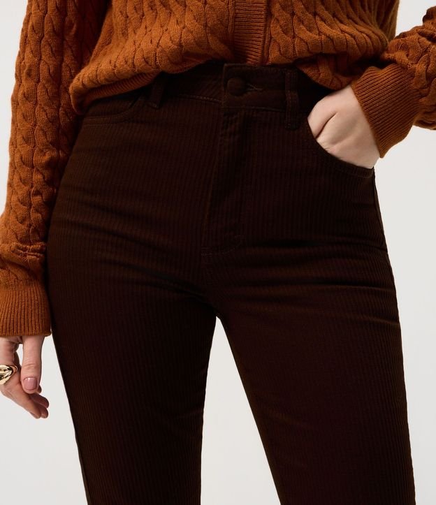 Pantalón Boot Cut Acanalada en Sarga con Botón Forrado 4