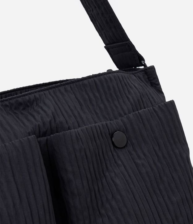 Cartera Masculina Messenger Texturizada con Bolsillos Delanteros 5