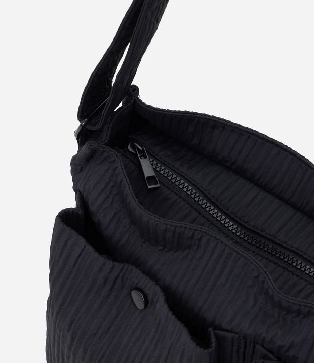 Cartera Masculina Messenger Texturizada con Bolsillos Delanteros 6