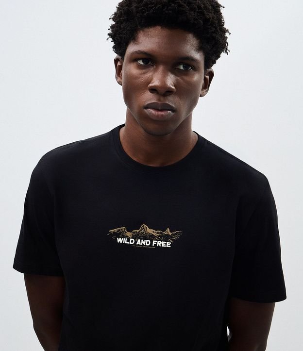 Remera en Media Malla Manga Corta con Lettering Wild and Free