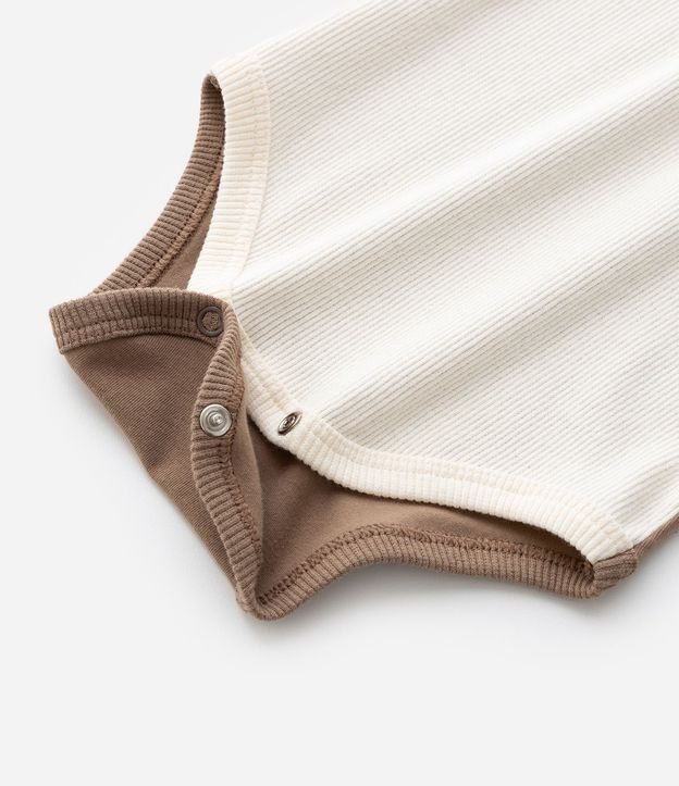 Body Bebé en Cotton Texturizado con Recorte y Bolsillo Pequeño  – Talle 0 a 18 Meses 5