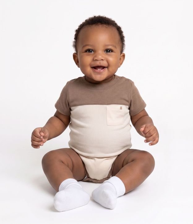 Body Bebé en Cotton Texturizado con Recorte y Bolsillo Pequeño  – Talle 0 a 18 Meses