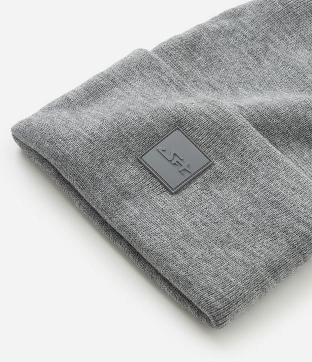 Gorro en Efecto Punto Liso con Etiqueta Gomosa 2