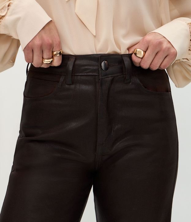 Pantalón Recto en Jeans Resinado con Cintura Alta 4
