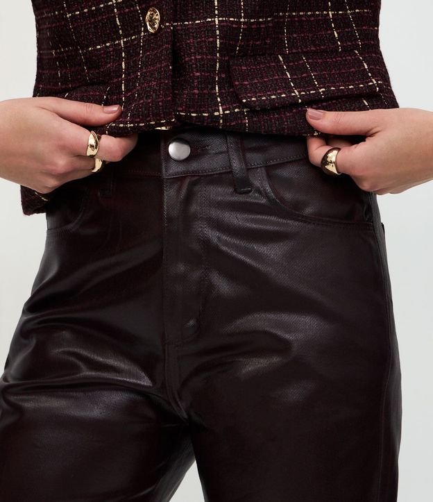 Pantalón Recto en Jeans Resinado con Cintura Alta 4