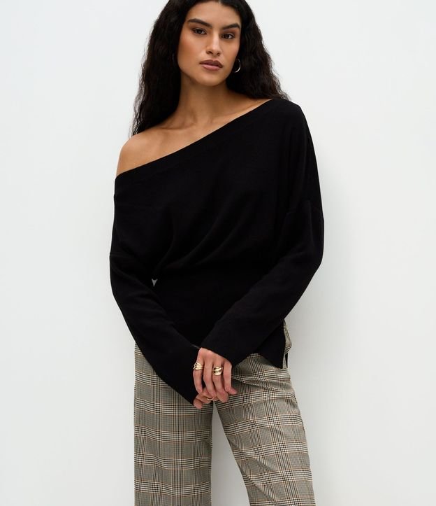Blusa en Punto con Hombro Caído y Ruedo Asimétrico