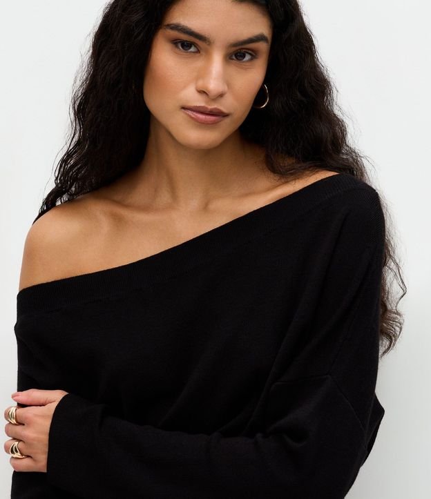 Blusa en Punto con Hombro Caído y Ruedo Asimétrico 3