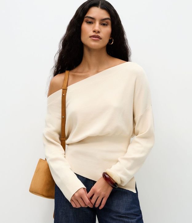 Blusa en Punto con Hombro Caído y Ruedo Asimétrico 1