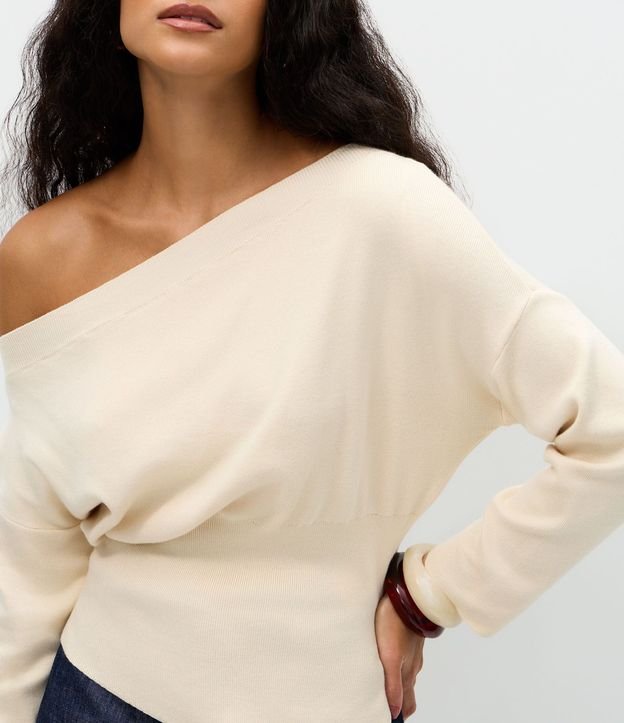 Blusa en Punto con Hombro Caído y Ruedo Asimétrico 4