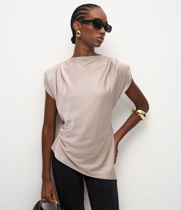 Blusa Satinada con Hombreras y Ruedo Asimétrico