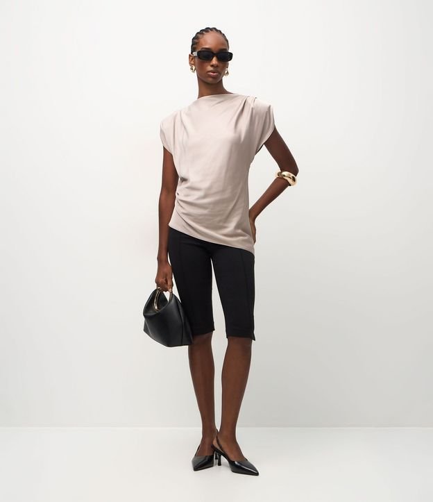 Blusa Satinada con Hombreras y Ruedo Asimétrico 2